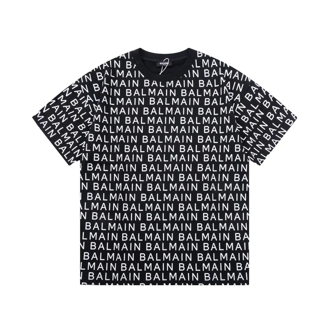 BALMAIN all-over letter printing and large logo are exquisitely upgraded, inspired by the original Retro fabric of the 1980s. Official Same Style short-sleeved T-shirt. Custom-made Ketong vat-dyed fabric. Very comfortable to the touch. The latest brick cabinet synchronization for spring and summer. Fashionable and personalized. Super Versatile and good-looking. Very suitable for both men and women. A must-have for everyone. Hang tag. Collar label. Washed wheat. Complete with three labels. Color: Black Size: XS~L